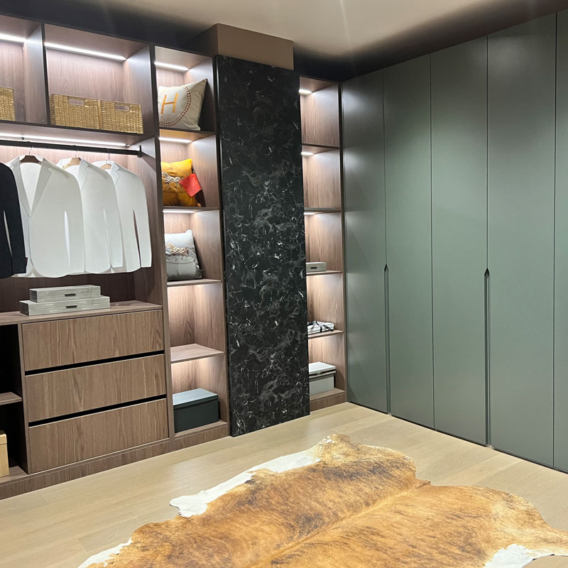 ラッカーベッドルームと部屋のワードローブを歩きます